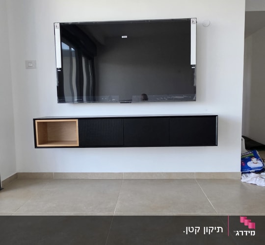 תליית טלוויזיה והתקנת מזנון מרחף על קיר בסלון